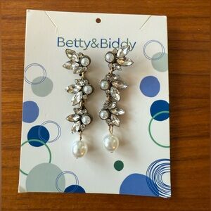 Silver and Pearl Bridal Drop Earrings (NWT)